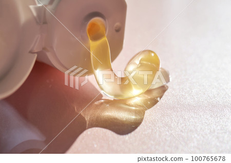 The gel texture of the cosmetic product. 100765678