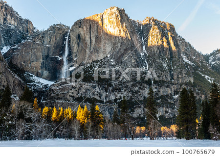 Golden hour in Yosemite Valley 100765679