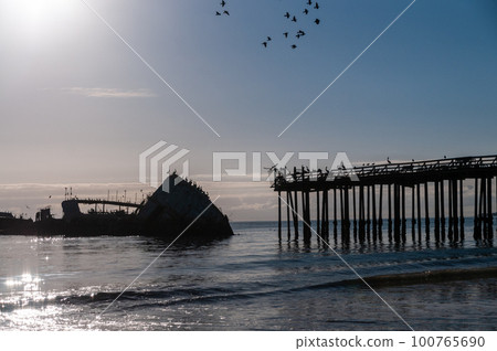 Shipwreck off the Californian Coast Shipwreck off the Californian Coast 100765690