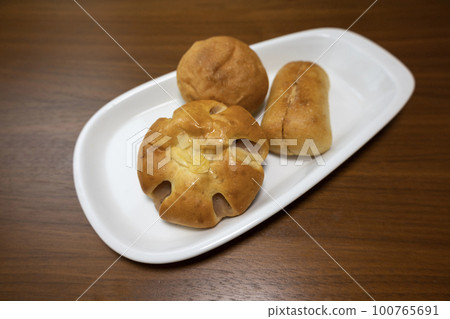 白盤子裡的甜麵包 白盤子裡的甜麵包 100765691