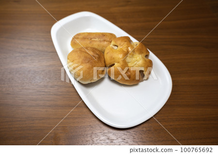 白盤子裡的甜麵包 白盤子裡的甜麵包 100765692