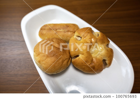 白盤子裡的甜麵包 白盤子裡的甜麵包 100765693