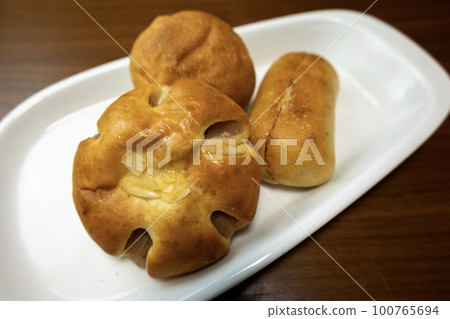 白盤子裡的甜麵包 白盤子裡的甜麵包 100765694