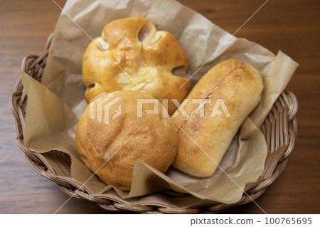 籃子裡的甜麵包 籃子裡的甜麵包 100765695