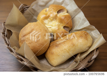 籃子裡的甜麵包 籃子裡的甜麵包 100765696