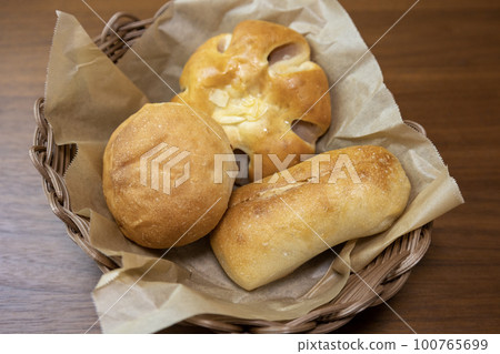 籃子裡的甜麵包 籃子裡的甜麵包 100765699