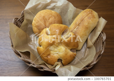 籃子裡的甜麵包 100765701