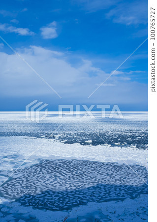 [Hokkaido] Drift ice at Cape Notoro in Abashiri in winter 100765727