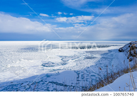 【北海道】冬季網走能取岬的流冰 100765740