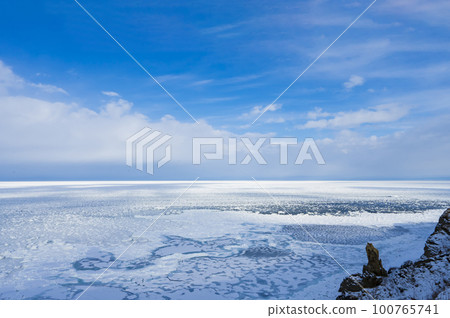 【北海道】冬季網走能取岬的流冰 100765741