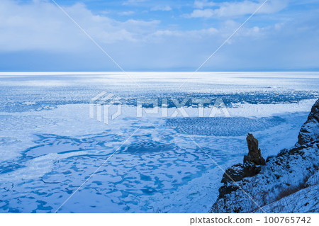 【北海道】冬季網走能取岬的流冰 100765742