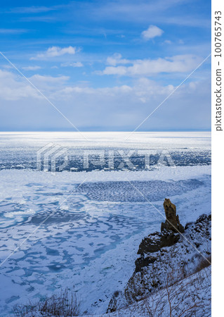 【北海道】冬季網走能取岬的流冰 100765743
