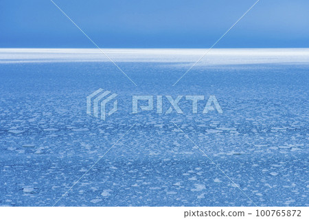 【北海道】冬季網走能取岬的流冰 【北海道】冬季網走能取岬的流冰 100765872