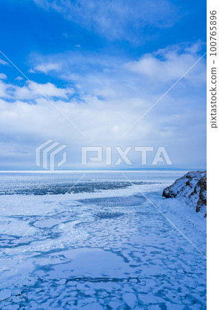 [Hokkaido] Drift ice at Cape Notoro in Abashiri in winter 100765896