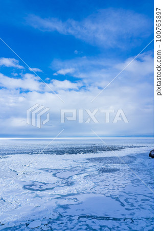 [Hokkaido] Drift ice at Cape Notoro in Abashiri in winter 100765897