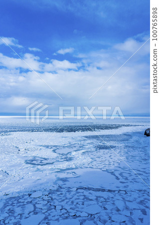 [Hokkaido] Drift ice at Cape Notoro in Abashiri in winter 100765898