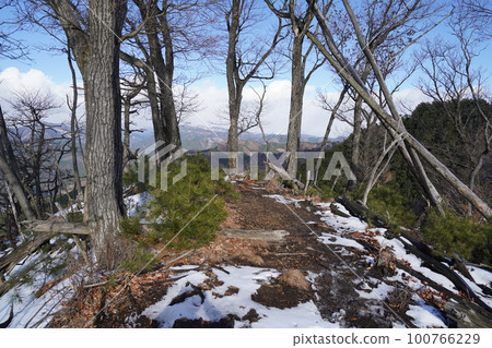 Arrive at Okubo Peak just before Maesenningatake from Hishimachi, Kiryu City. Near the summit of Okubo December 25, 2022 100766229