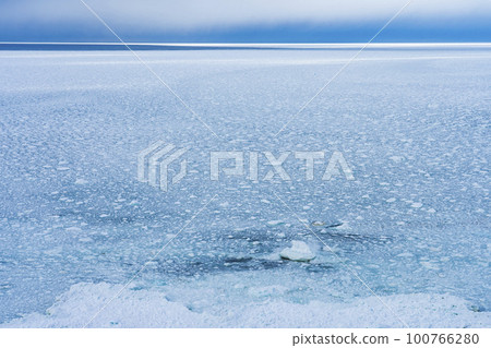 [Hokkaido] Drift ice at Cape Notoro in Abashiri in winter 100766280