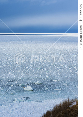 [Hokkaido] Drift ice at Cape Notoro in Abashiri in winter 100766289
