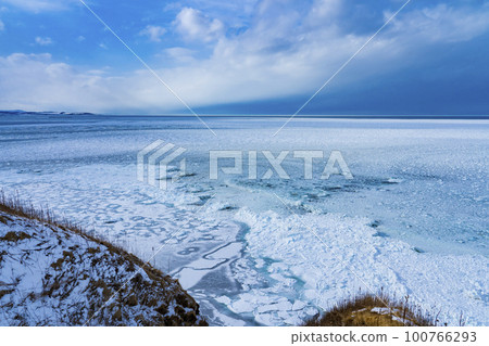 【北海道】冬季網走能取岬的流冰 【北海道】冬季網走能取岬的流冰 100766293