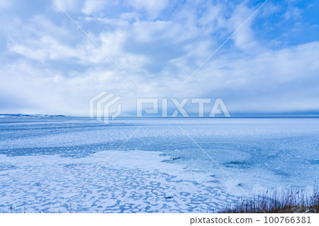 [Hokkaido] Drift ice at Cape Notoro in Abashiri in winter 100766381