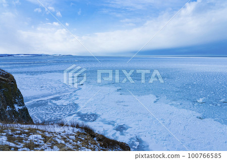 [Hokkaido] Drift ice at Cape Notoro in Abashiri in winter 100766585