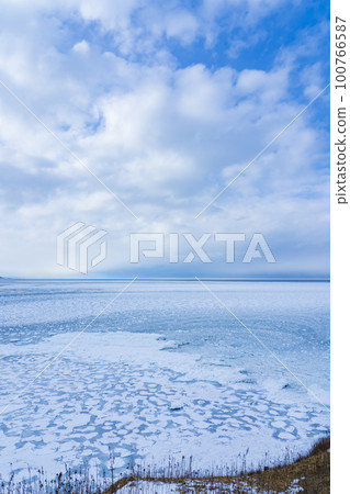 [Hokkaido] Drift ice at Cape Notoro in Abashiri in winter 100766587