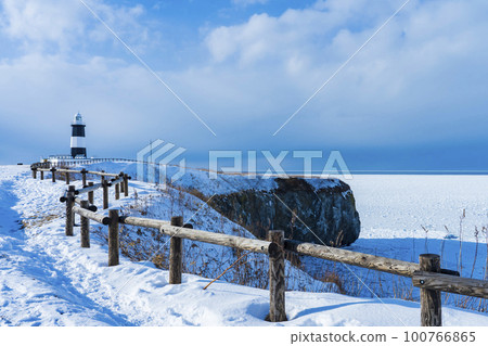 [北海道] 冬季風景能取岬燈塔和流冰 100766865