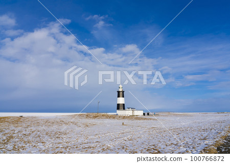 [北海道] 冬季風景能取岬燈塔和流冰 100766872