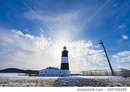 [Hokkaido] Winter scenery Cape Notoro lighthouse and drift ice 100766880