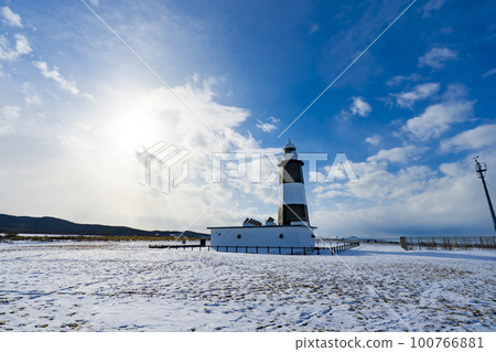 [Hokkaido] Winter scenery Cape Notoro lighthouse and drift ice 100766881