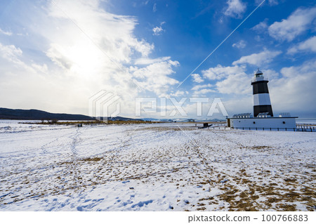 [北海道] 冬季風景能取岬燈塔和流冰 100766883
