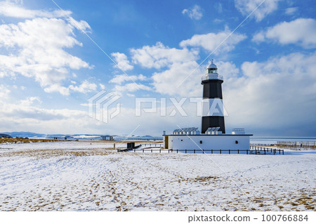 [北海道] 冬季風景能取岬燈塔和流冰 100766884