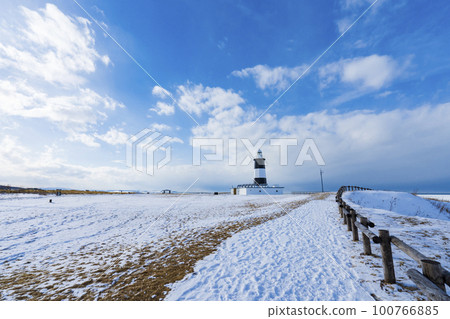 [北海道] 冬季風景能取岬燈塔和流冰 100766885