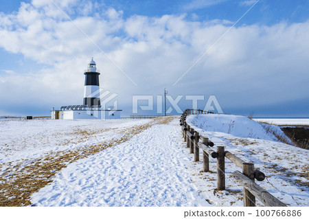 [北海道] 冬季風景能取岬燈塔和流冰 100766886
