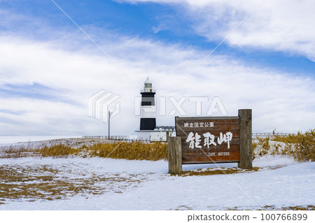 [北海道] 冬季風景能取岬燈塔和流冰 100766899