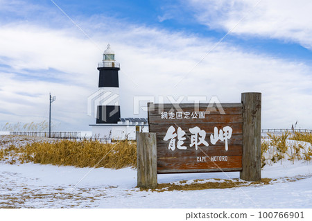[北海道] 冬季風景能取岬燈塔和流冰 100766901