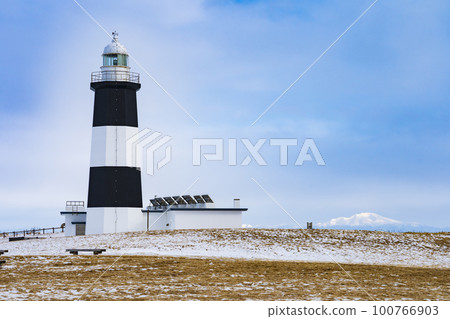 [Hokkaido] Winter scenery Cape Notoro lighthouse and drift ice 100766903