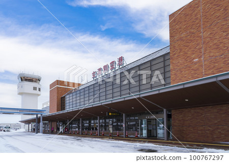 [Hokkaido] Memanbetsu Airport in snow 100767297