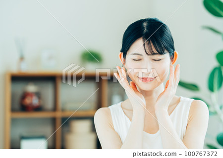 感覺滋潤的女人。 100767372