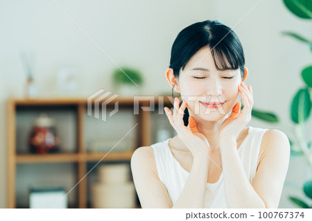 感覺滋潤的女人。 感覺滋潤的女人。 100767374