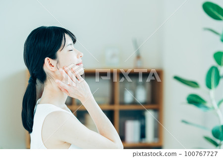 感覺滋潤的女人。 100767727