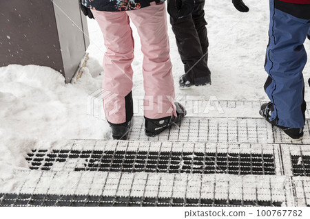Snow-covered grating stairs 100767782