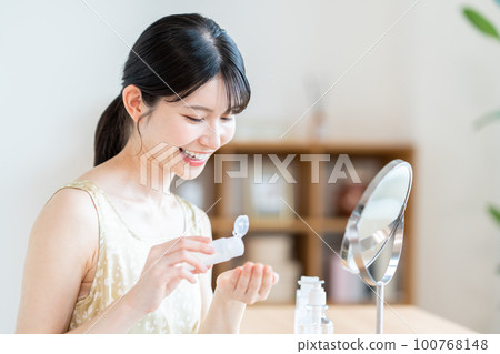 A middle-aged woman who does skin care A middle-aged woman who does skin care 100768148