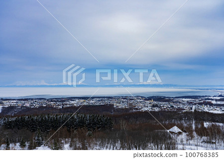 Abashiri city in winter seen from the Okhotsk Ryuhyokan observatory 100768385