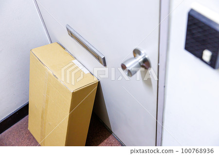 送貨公寓入口 100768936