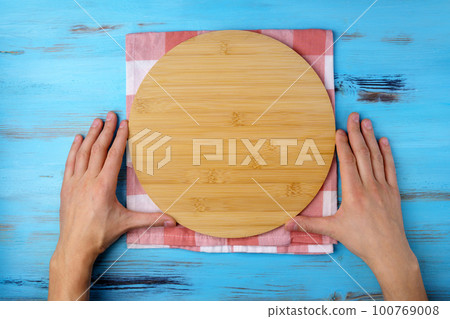 Napkin and pizza board on a wooden table. View from above. Copy space for text 100769008
