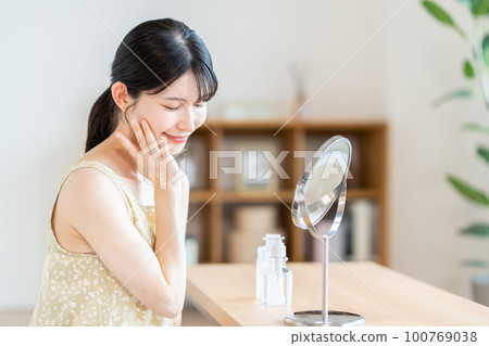A woman who feels moisturized. A woman who feels moisturized. 100769038
