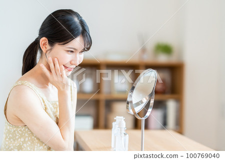 感覺滋潤的女人。 100769040