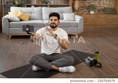 Fitness blogger having personal training online via phone Fitness blogger having personal training online via phone 100769076